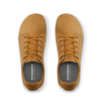 Skinners Easygoer-sko i färgen Camel, sedd från sidan. Sneaker i mockaliknande material med vit sula och diskret logotyp.
