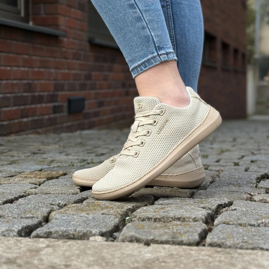 Skinners Globetrotter Ii Unisex Safari Beige sneaker, sedd snett framifrån