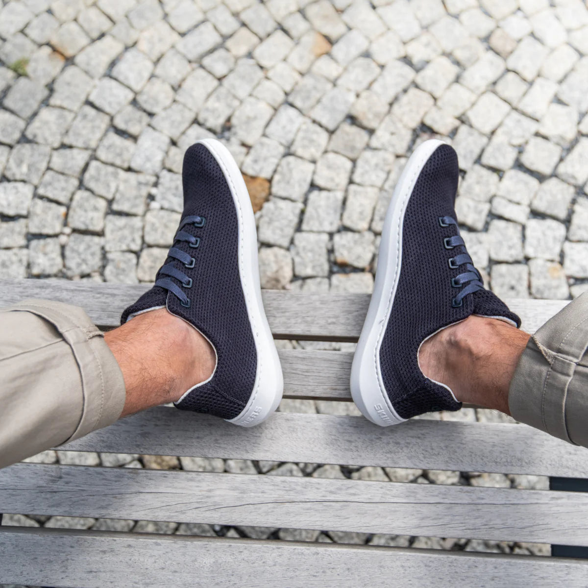Skinners Globetrotter Ii Unisex Navy Blue sneaker, på fot
