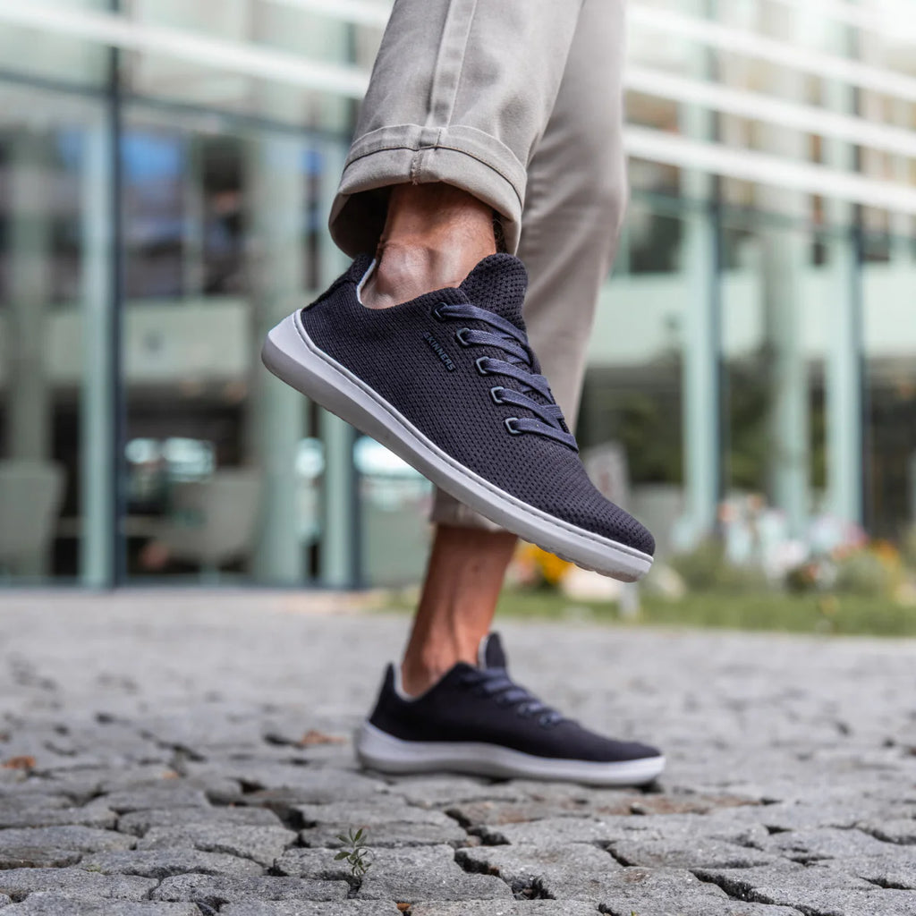 Skinners Globetrotter Ii Unisex Navy Blue sneaker, sedd snett framifrån