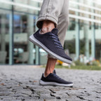 Skinners Globetrotter Ii Unisex Navy Blue sneaker, sedd snett framifrån