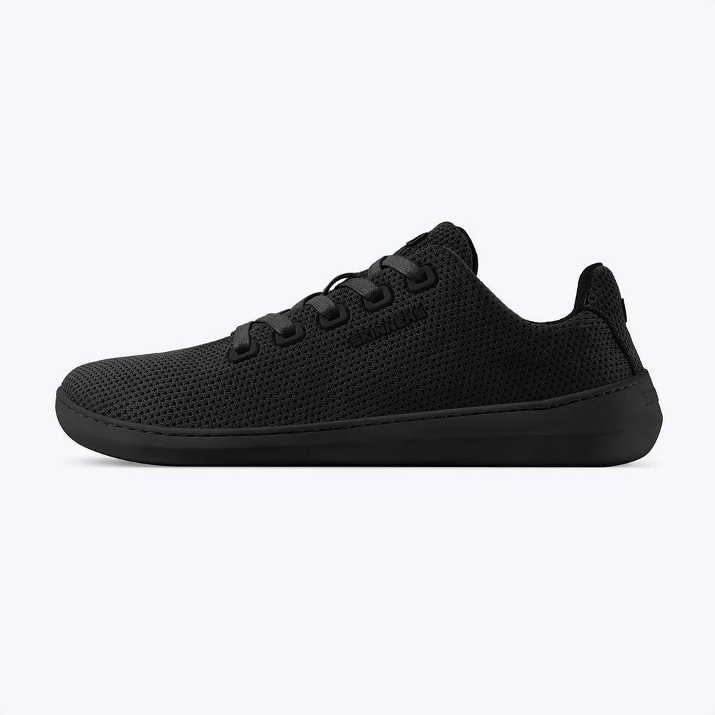 Skinners Globetrotter Ii Unisex True Black sneaker, sedd från sidan
