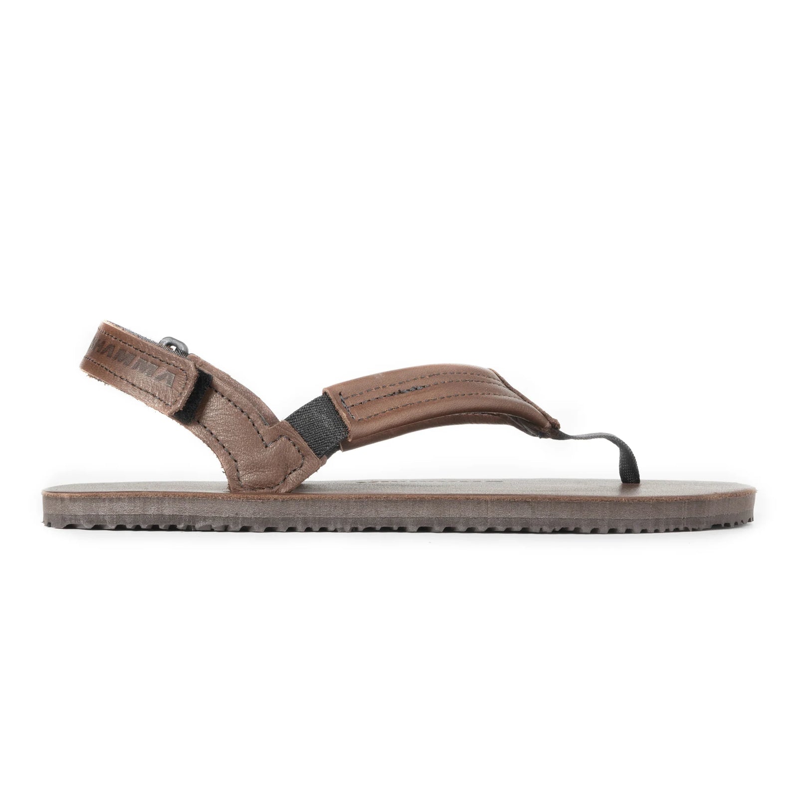 Sidosikt på barfotainspirerad sandal Shamma Sandals Pacific Avenue i brunt läder. Sandalen har en platt Vibram-sula, tårem och vadderade läderband med justerbar hälrem för säker passform. Perfekt för naturlig rörelse och minimalistisk löpning eller vardag.