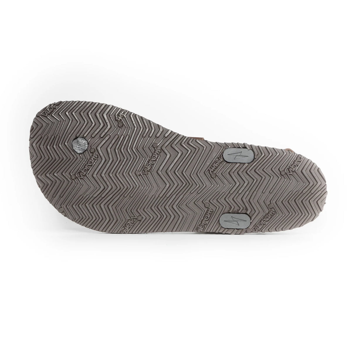 Undersida av Shamma Sandals Pacific Avenue med slitstark Vibram® Newflex-sula i brunt. Sulan har ett fiskbensmönster och logotypprägling för ökat grepp och hållbarhet vid barfotainspirerad användning på varierande underlag.