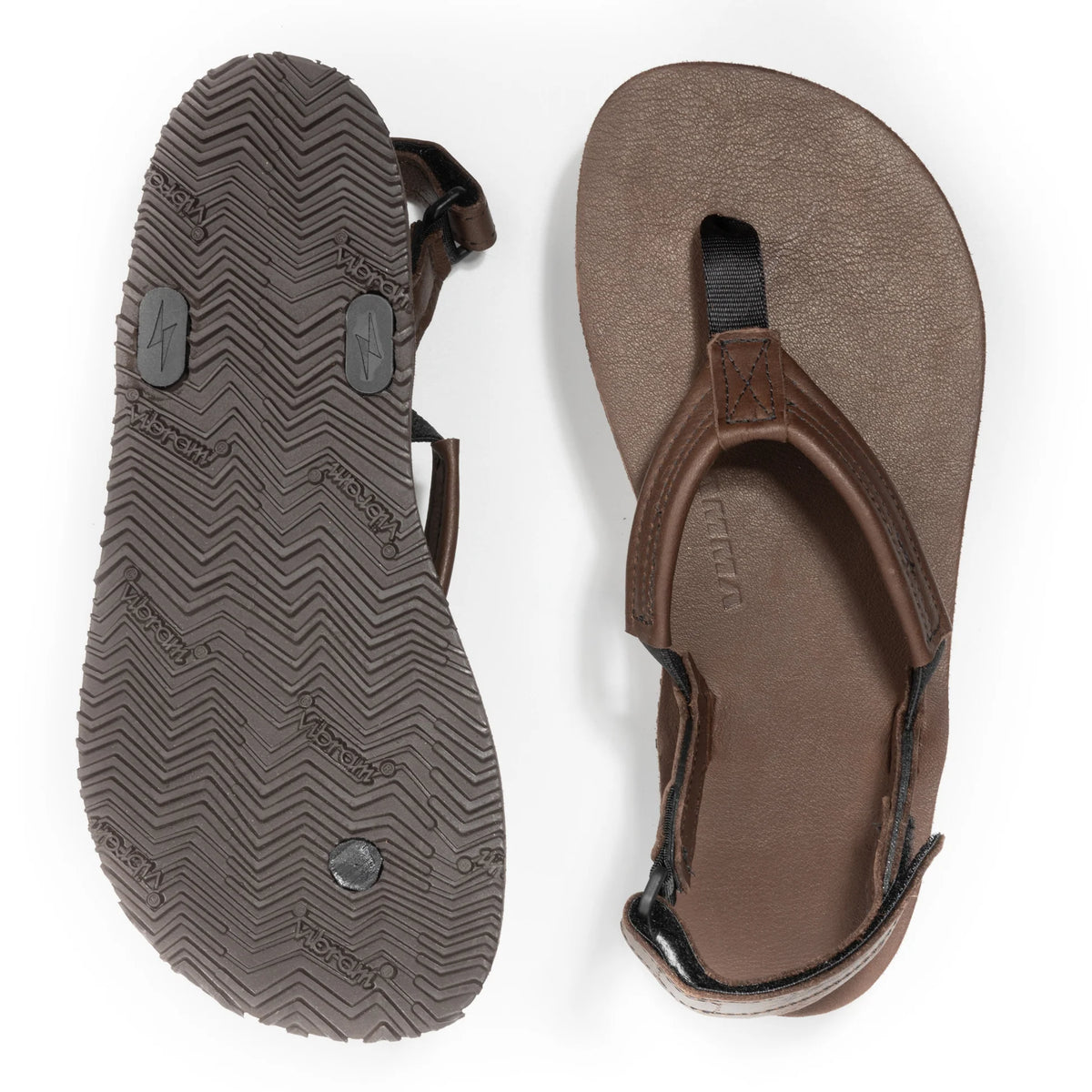 Shamma Sandals Pacific Avenue i brunt, visade uppifrån och underifrån – ena sandalen med tydlig vy över fotbädden i läderliknande struktur och tårem, den andra med fokus på yttersulan i slitstark Vibram med fiskbensmönster för optimalt grepp.
