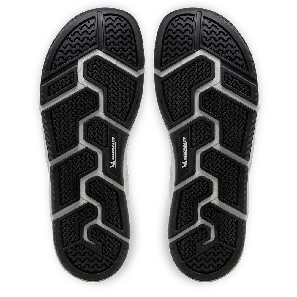 Undersidan av löparskor från Joe Nimble, modell Addict, med bred tåbox, noll drop och minimalistisk design för naturlig fotrörelse och optimal komfort.