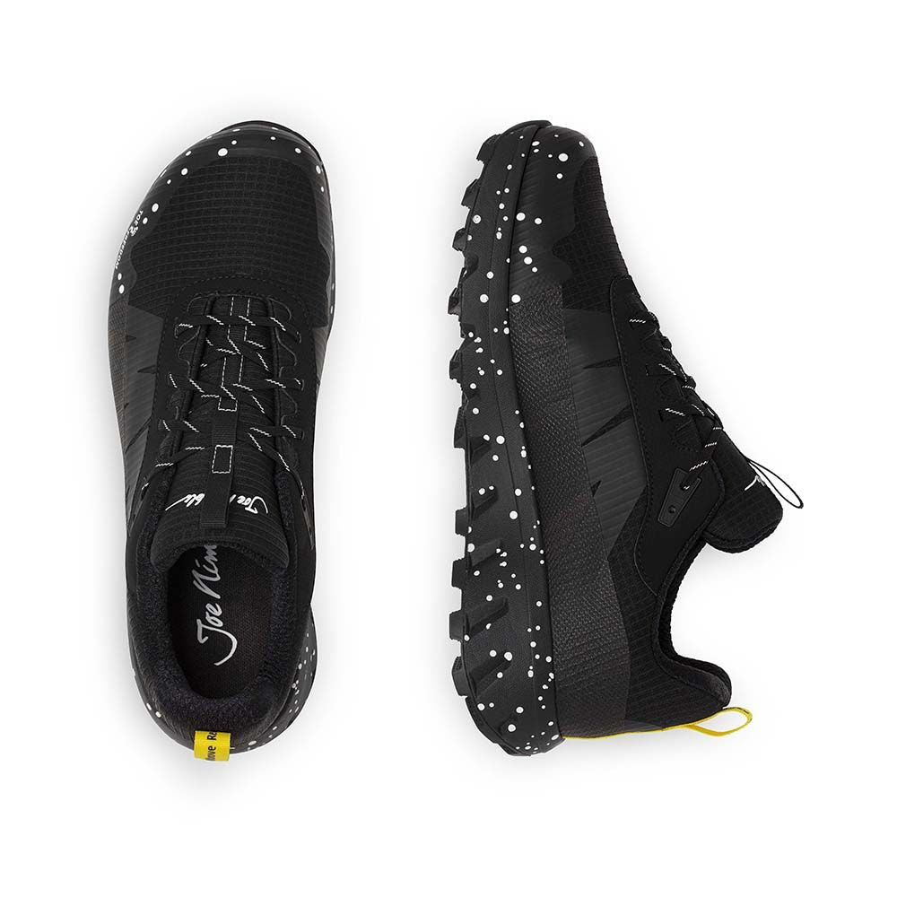Svart trailsko från Joe Nimble med stänkmönstrad sula, Toe Freedom-design och vattentätt Sympatex-material. Gult hälgrepp och logotyp på sidan
