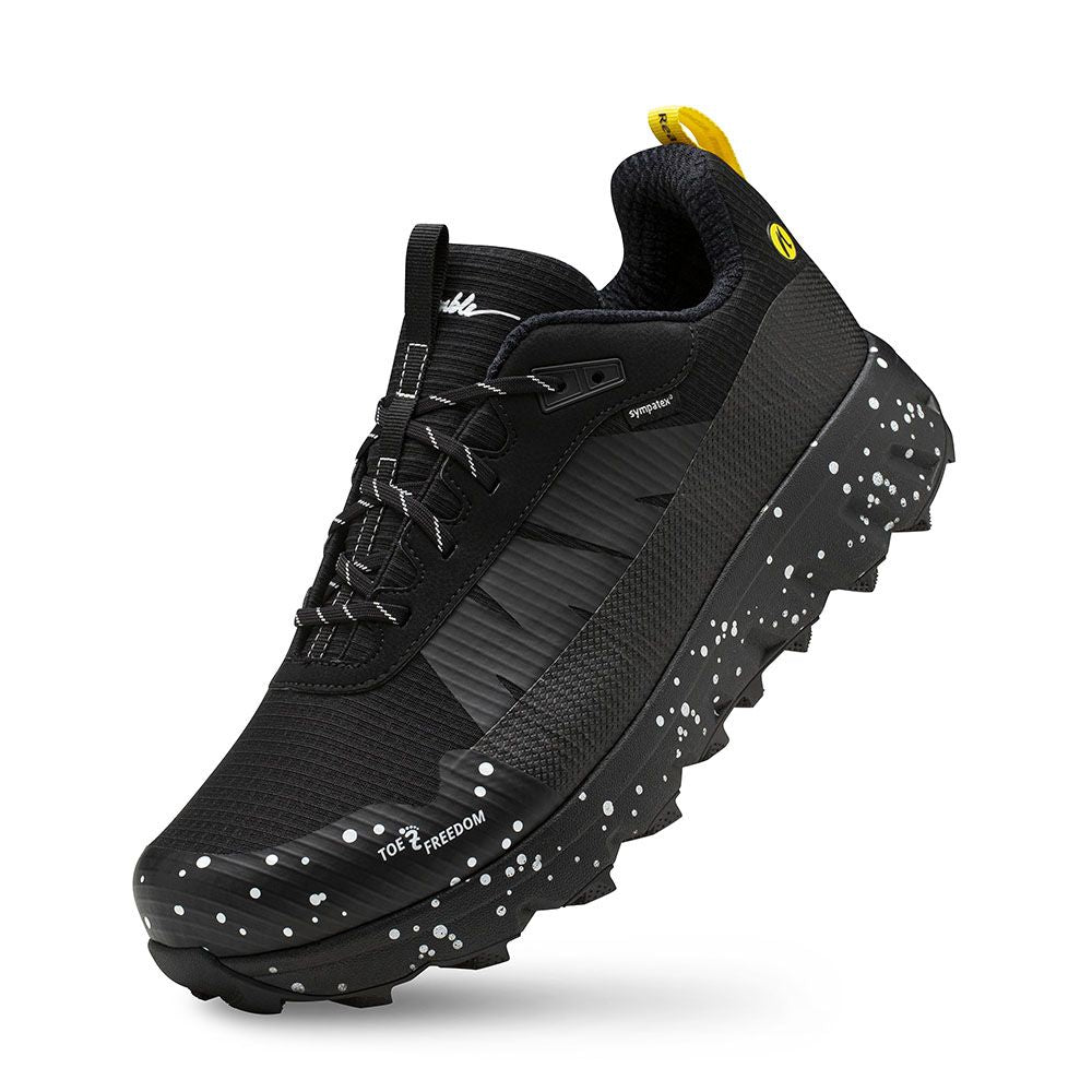 Svart trailsko från Joe Nimble med stänkmönstrad sula, Toe Freedom-design och vattentätt Sympatex-material. Gult hälgrepp och logotyp på sidan
