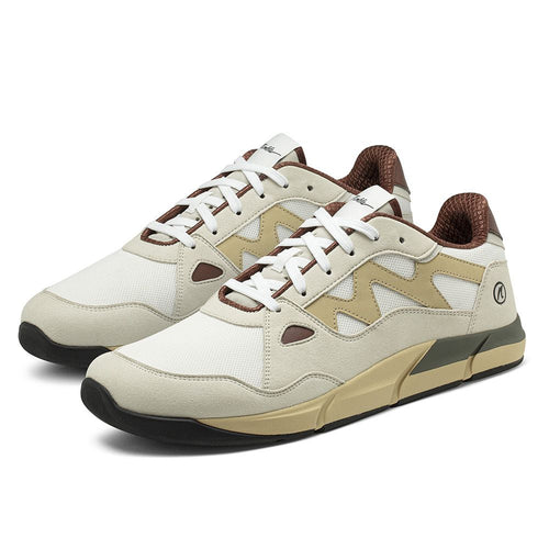 Joe Nimble Addict barfotasko i beige, brun och sandfärgad kombination. Sneakern har en bred tåbox, andningsbar ovandel i mesh och mockaliknande paneler, samt en lågprofilsdesign för naturlig fotrörelse. Synlig yttersula i beige och svart med lätt upphöjd häl.