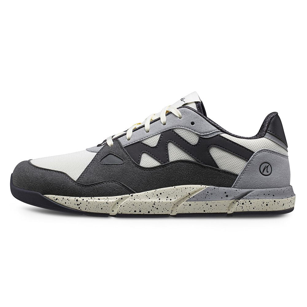 Joe Nimble Sneaker Addict – barfotasko för herr i grå, svart och offwhite med bred tåbox, flexibel yttersula och sportig design. Optimal för naturlig rörelse och vardagskomfort.