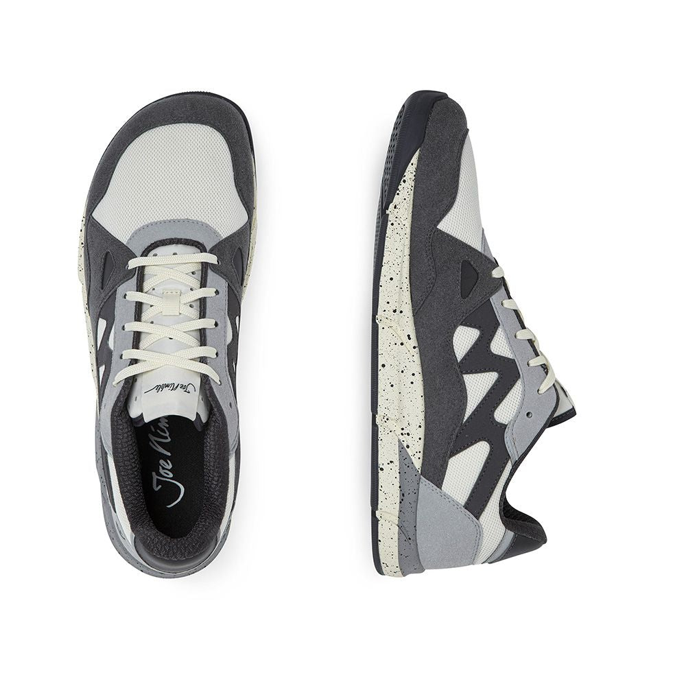 Joe Nimble Sneaker Addict – barfotasko för dam i grå, svart och offwhite med bred tåbox, flexibel yttersula och sportig design.