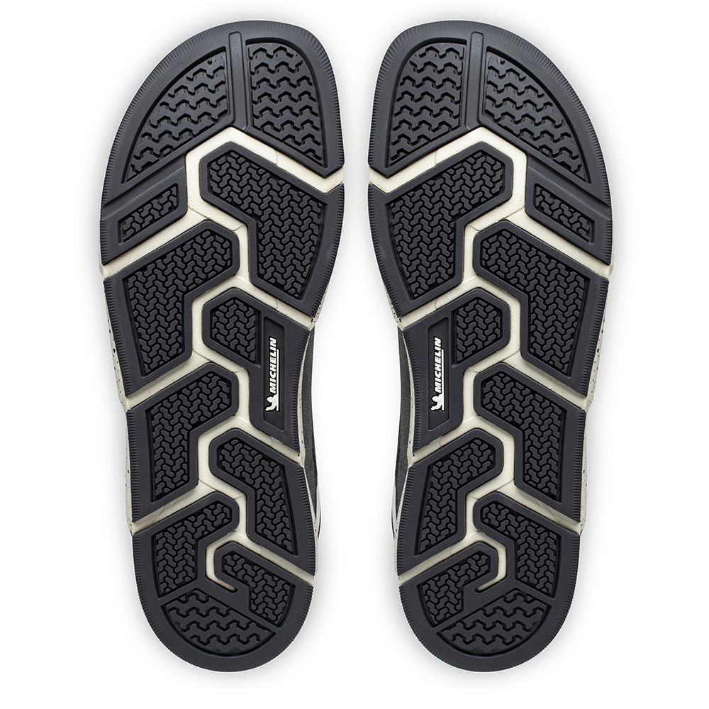 Undersida av Joe Nimble Addict – barfotasko för herr med svart yttersula och slitstarkt greppmönster. Bilden visar skons dämpande och flexibla sula för naturlig gång, i färgerna grå, svart och offwhite.