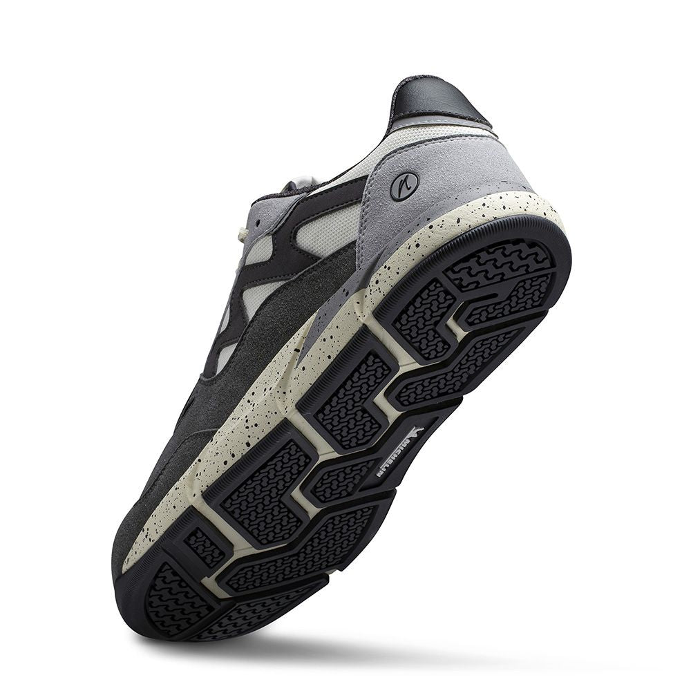 Undersida av Joe Nimble Addict  – barfotasko för herr med svart yttersula och slitstarkt greppmönster. Bilden visar skons dämpande och flexibla sula för naturlig gång, i färgerna grå, svart och offwhite.