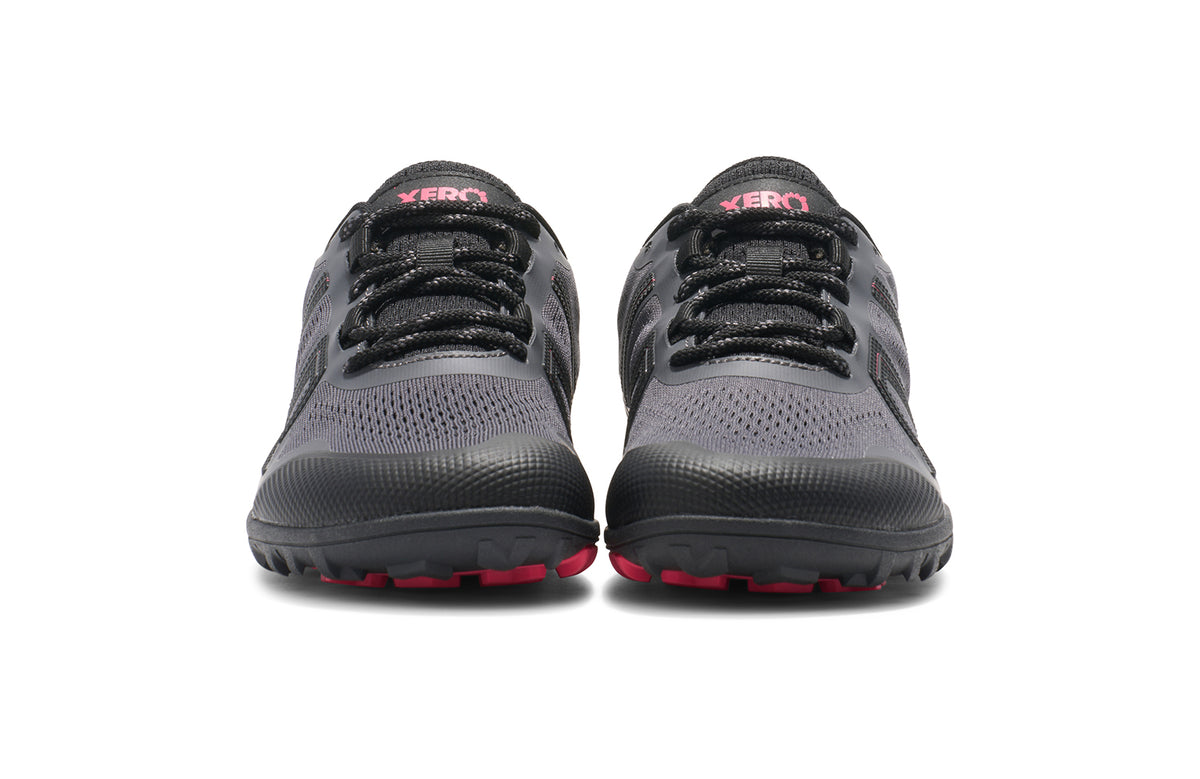 Xero Shoes Mesa Trail II Asphalt Raspberry – lätt barfotasko i svart och hallonrött med ventilerande mesh, bred tåbox och aggressivt mönstrad sula för terränglöpning och naturlig rörelse.