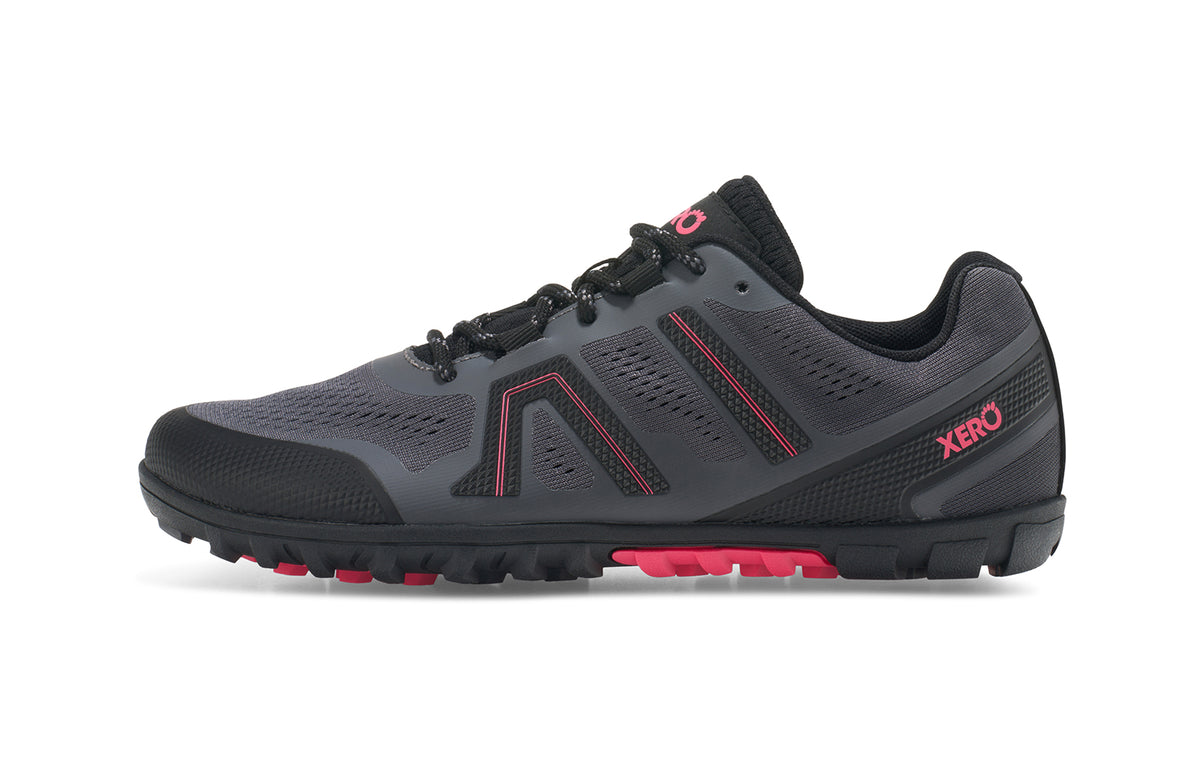 Xero Shoes Mesa Trail II Asphalt Raspberry – lätt barfotasko i svart och hallonrött med ventilerande mesh, bred tåbox och aggressivt mönstrad sula för terränglöpning och naturlig rörelse.
