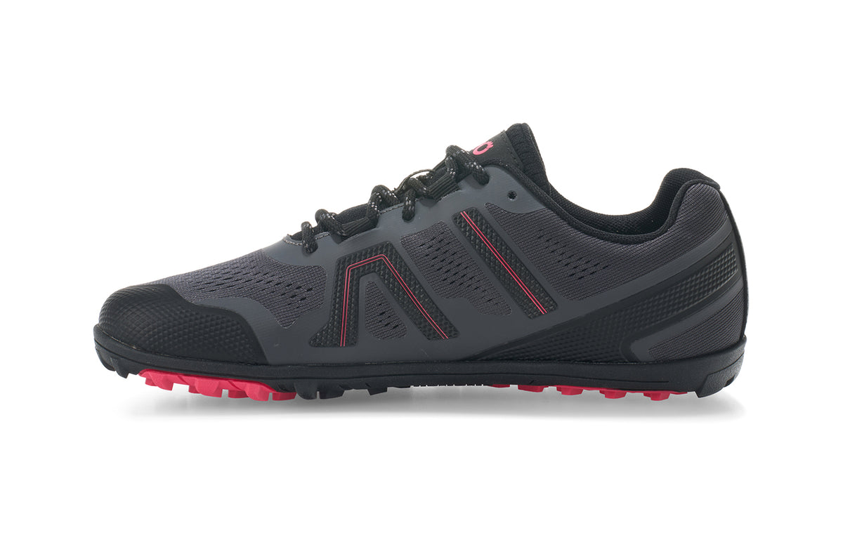 Xero Shoes Mesa Trail II Asphalt Raspberry – lätt barfotasko i svart och hallonrött med ventilerande mesh, bred tåbox och aggressivt mönstrad sula för terränglöpning och naturlig rörelse.