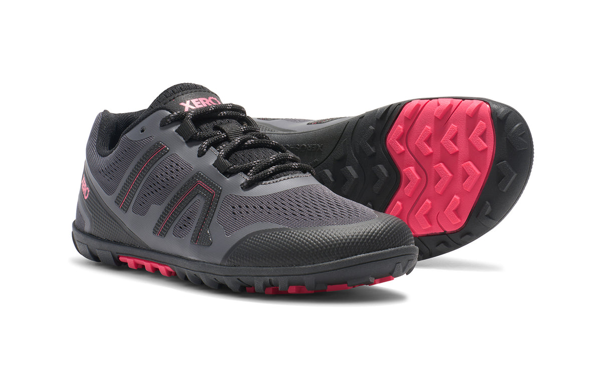 Xero Shoes Mesa Trail II Asphalt Raspberry – lätt barfotasko i svart och hallonrött med ventilerande mesh, bred tåbox och aggressivt mönstrad sula för terränglöpning och naturlig rörelse.