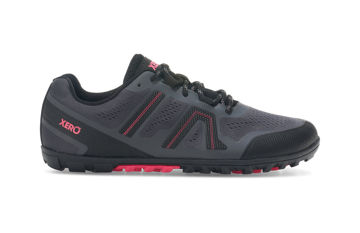 Xero Shoes Mesa Trail II Asphalt Raspberry – lätt barfotasko i svart och hallonrött med ventilerande mesh, bred tåbox och aggressivt mönstrad sula för terränglöpning och naturlig rörelse.