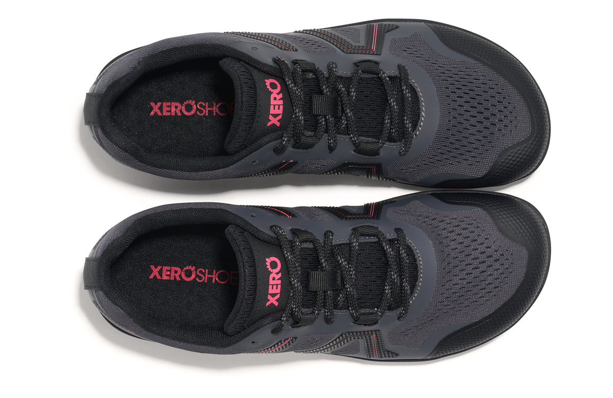 Xero Shoes Mesa Trail II Asphalt Raspberry – lätt barfotasko i svart och hallonrött med ventilerande mesh, bred tåbox och aggressivt mönstrad sula för terränglöpning och naturlig rörelse.