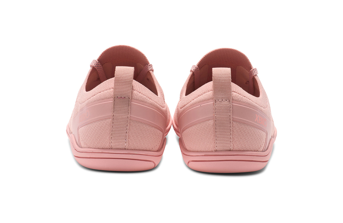 Baksidan av Xero Shoes Nexus Knit Pink Sand – barfotasko i stickad rosa mesh med flexibel sula, bred tåbox och noll drop för naturlig komfort och rörelsefrihet.