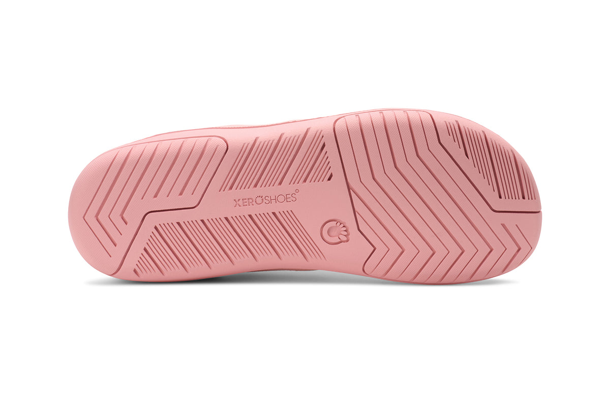 Undersidan av Xero Shoes Nexus Knit Pink Sand – barfotasko i stickad rosa mesh med flexibel sula, bred tåbox och noll drop för naturlig komfort och rörelsefrihet.