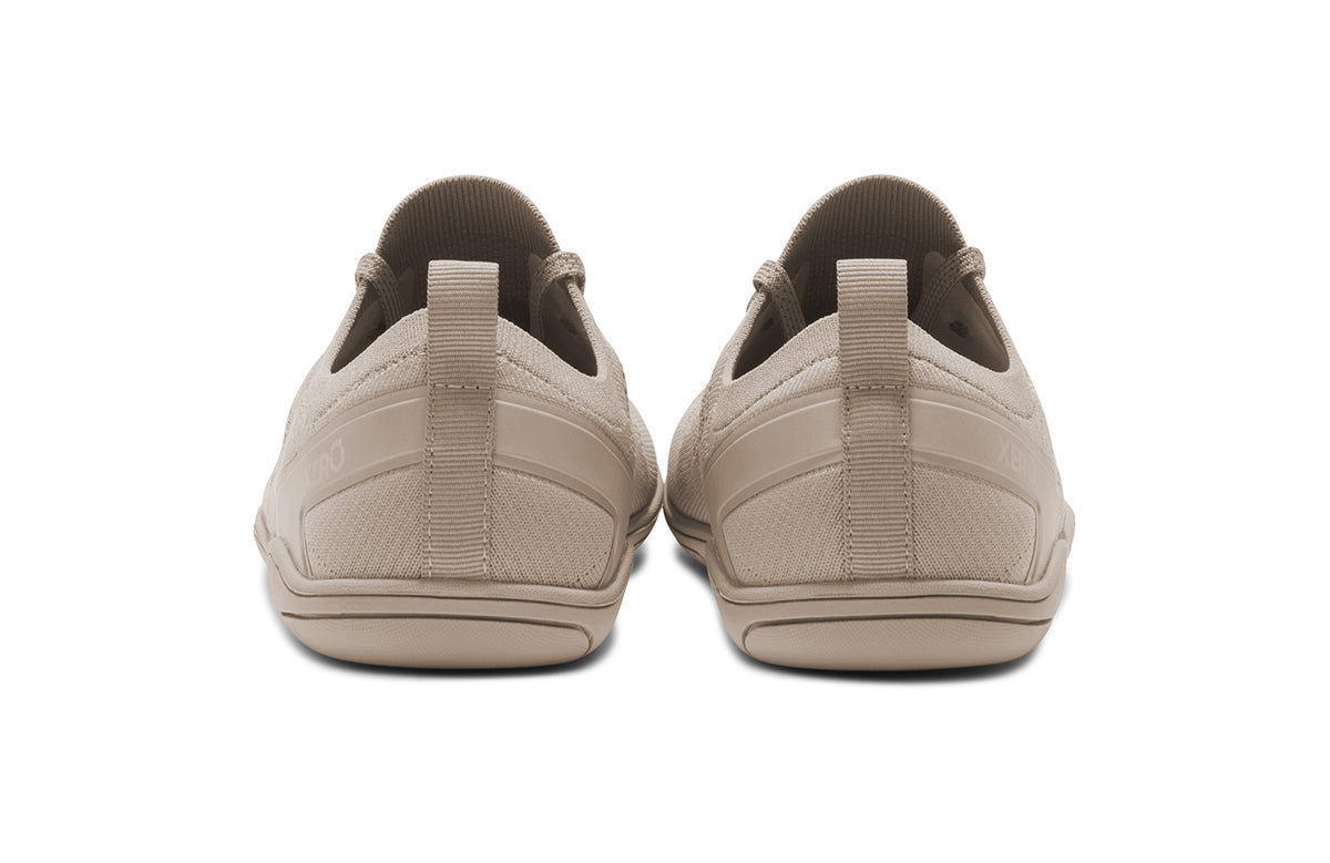 Baksidan av Xero Shoes Nexus Knit Silver Lining – stilren barfotasko i stickad beige mesh med bred tåbox, flexibel yttersula och noll drop för naturlig fotrörelse i vardagen