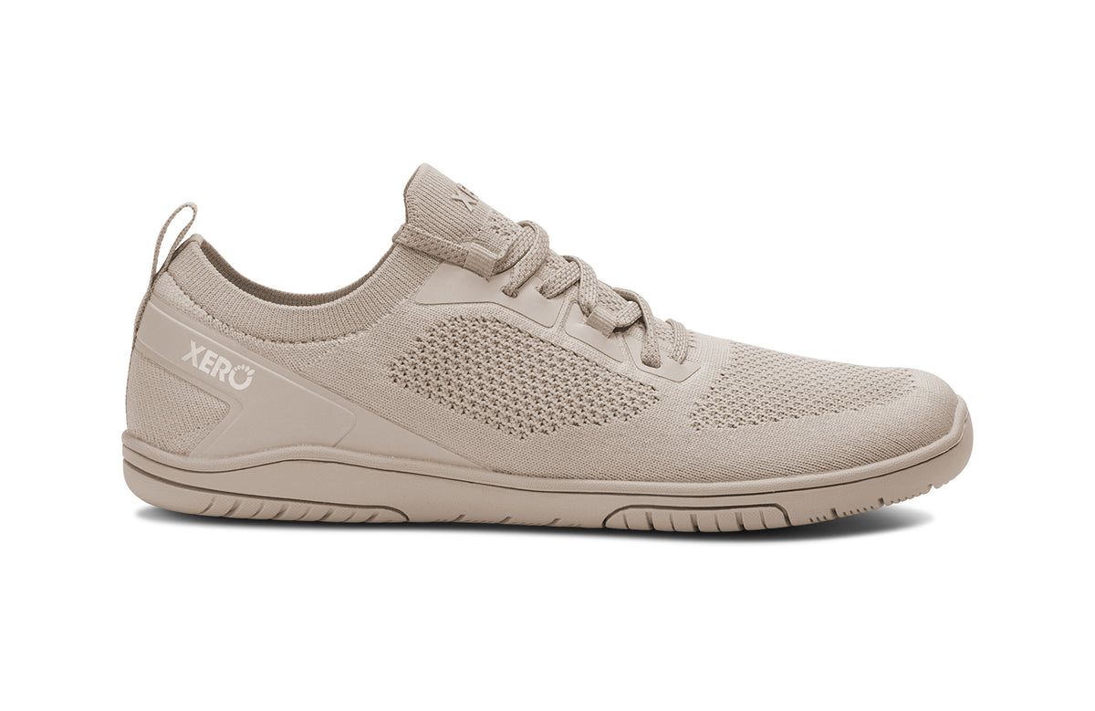 Xero Shoes Nexus Knit Silver Lining – stilren barfotasko i stickad beige mesh med bred tåbox, flexibel yttersula och noll drop för naturlig fotrörelse i vardagen