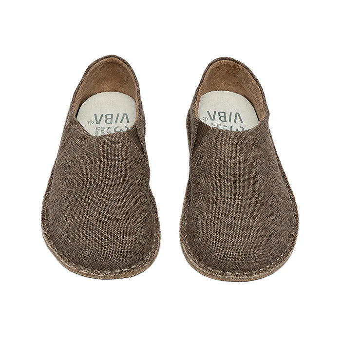 VIBA Zuma barfotaskor i färgen Linen Oak. Modellen har bred tåbox, ergonomisk passform och är tillverkad i naturfärgat linne – designade för komfort och fri rörlighet.