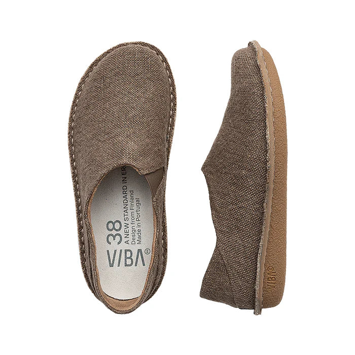 VIBA Zuma barfotaskor i färgen Linen Oak. Modellen har bred tåbox, ergonomisk passform och är tillverkad i naturfärgat linne – designade för komfort och fri rörlighet.