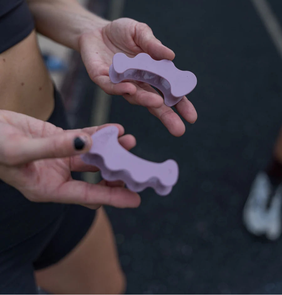 En person håller i tåspridare