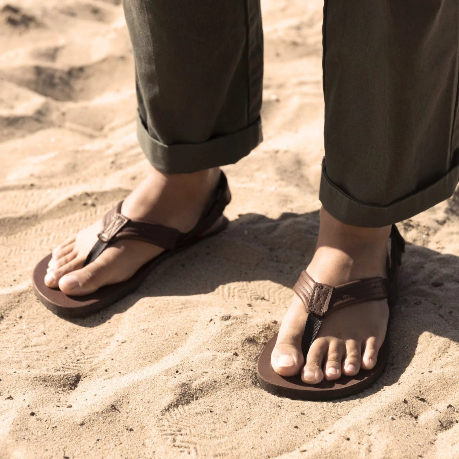 Sidosikt på barfotainspirerad sandal Shamma Sandals Pacific Avenue i brunt läder. Sandalen har en platt Vibram-sula, tårem och vadderade läderband med justerbar hälrem för säker passform. Perfekt för naturlig rörelse och minimalistisk löpning eller vardag.