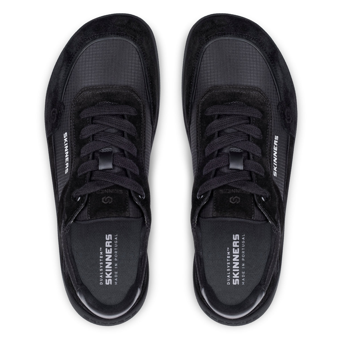 Skinners Allrounder i svart färg, visad uppifrån. Skon har svart ovandel med matt struktur, svarta mockadetaljer, svarta skosnören och bred tåbox. Ett minimalistiskt val för barfotakänsla och vardagskomfort