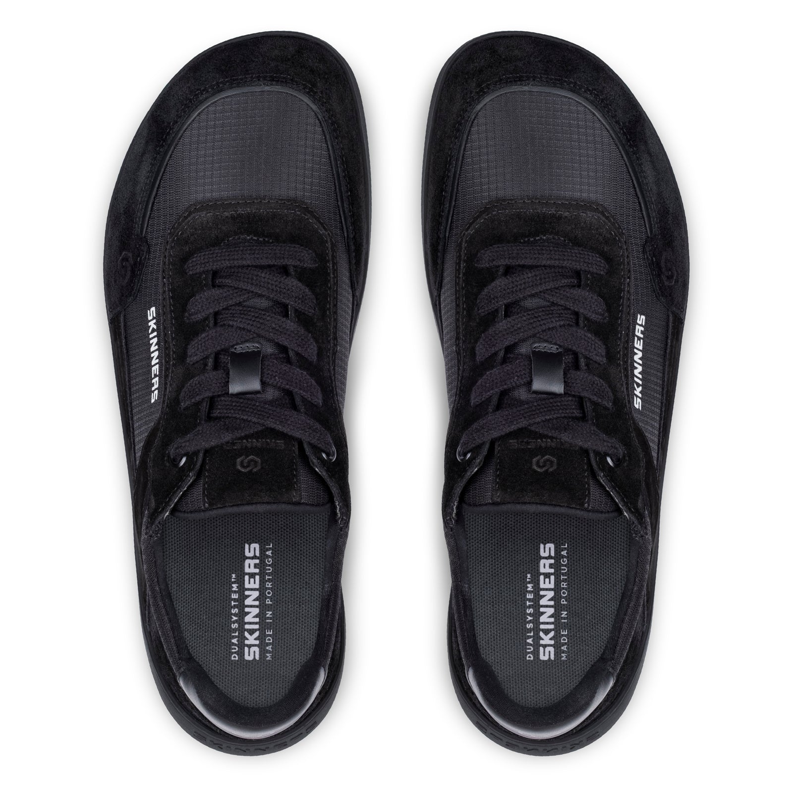 Skinners Allrounder i helsvart färg, sedd från sidan. Minimalistisk barfotasko med bred tåbox, låg profil och slitstarka material för vardag och fritid. Skinners-logga synlig på sidan.