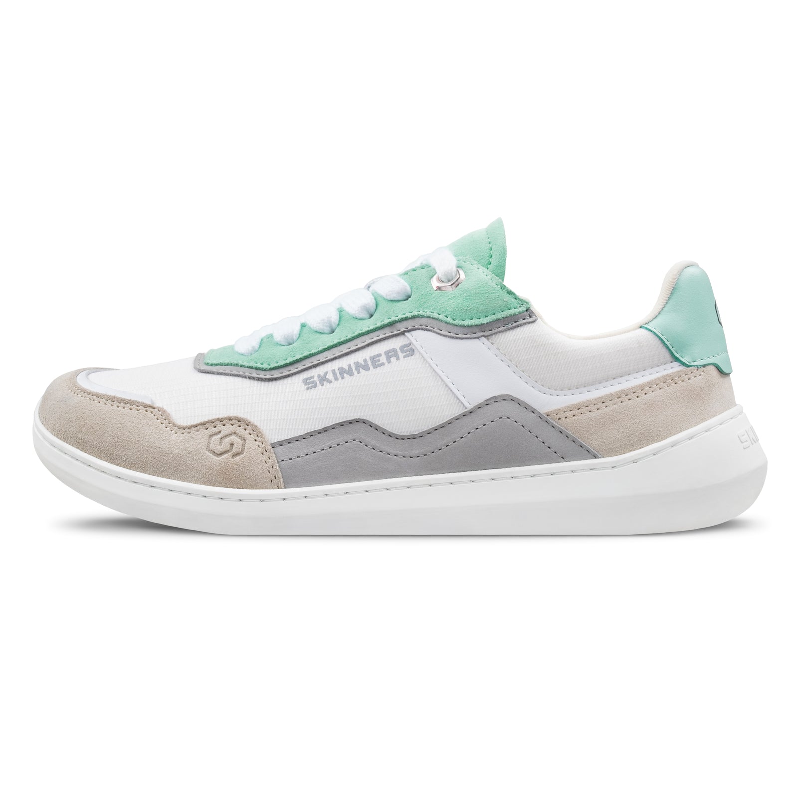 Bild på Skinners Camina sneakers i mintgrönt, vitt och beige. Skorna har vita skosnören och svart innersula med Skinners logotyp. Designade med bred tåbox och minimalistisk sula för naturlig gång.