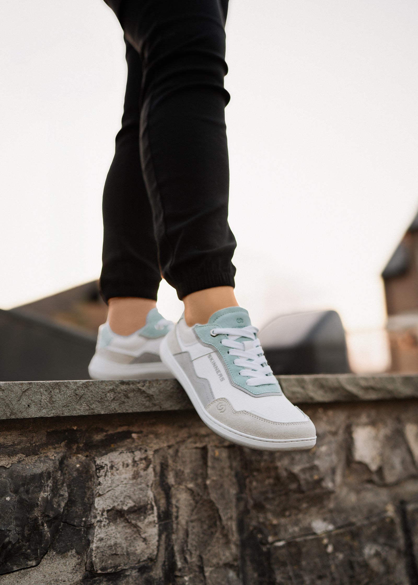 Bild på Skinners Camina sneakers i mintgrönt, vitt och beige. Skorna har vita skosnören och svart innersula med Skinners logotyp. Designade med bred tåbox och minimalistisk sula för naturlig gång.