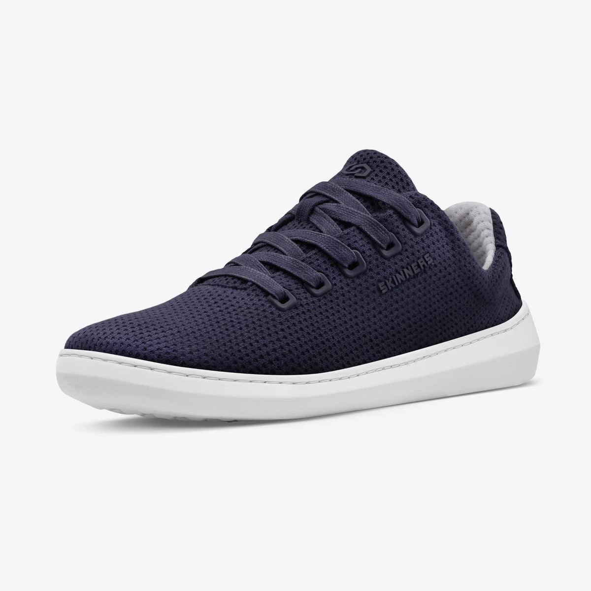 Skinners Globetrotter barfotasko i marinblått med vit sula. Lätt och andningsbar sneaker med minimalistisk design för vardaglig komfort och naturlig fotrörelse.