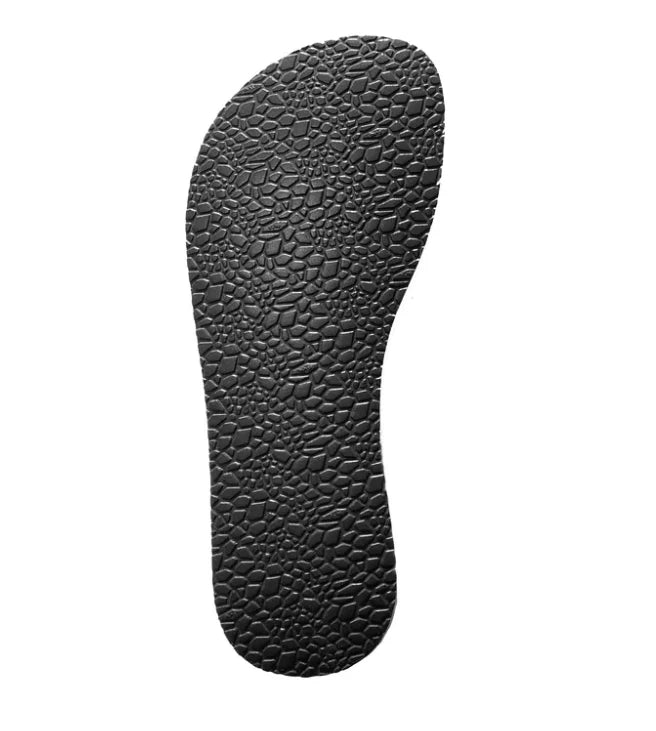 Undersida av barfotasko från Lonnies i färgen brun, med strukturmönstrad sula i reptiliknande design. Bilden visar sulans halkskyddande ytstruktur i helvy uppifrån, vilket underlättar för kunder att bedöma grepp och slitstyrka.