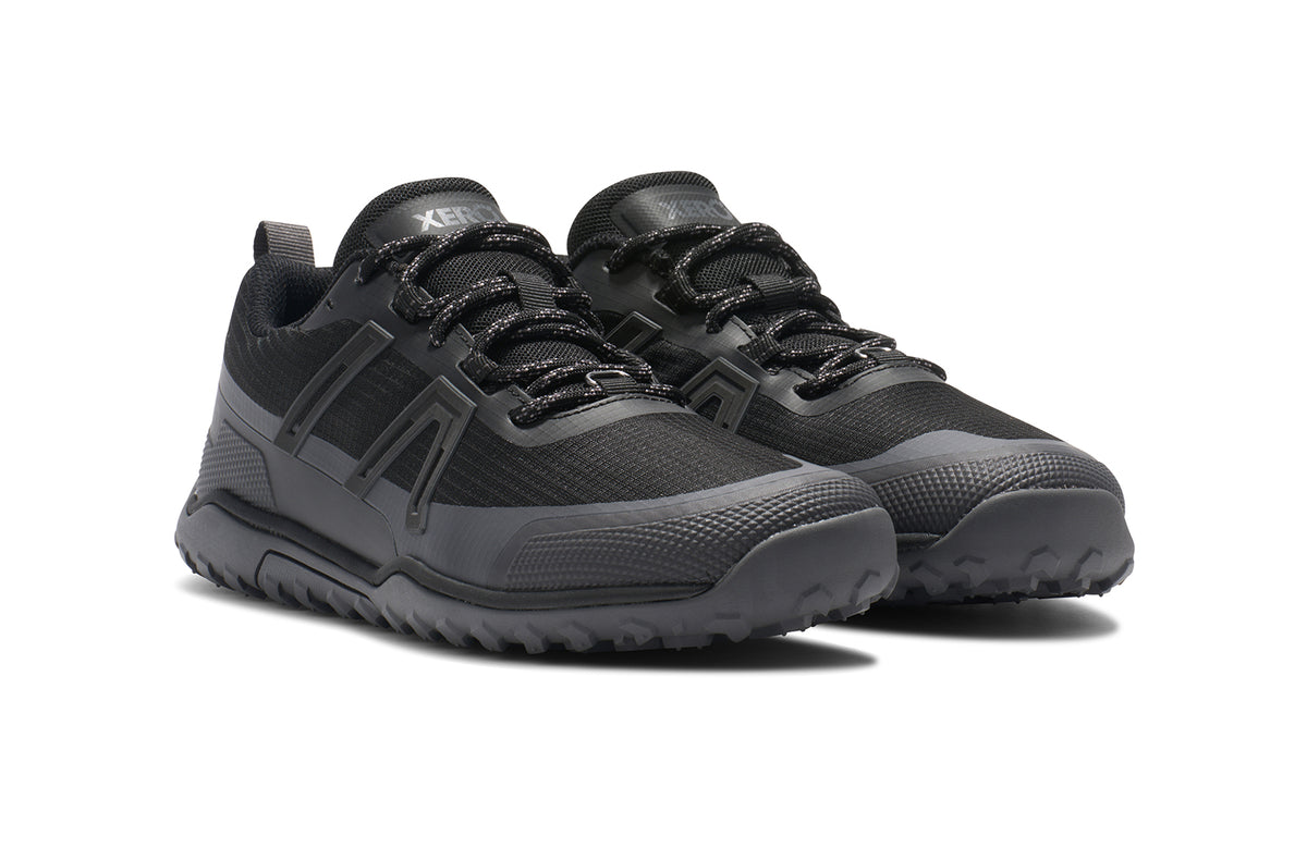Xero Shoes Scrambler Trail Low WP Black – vattentät barfotasko för terräng, med aggressivt mönstrad sula, bred tåbox och lätt konstruktion för naturlig rörelse i krävande miljöer