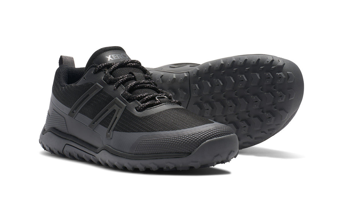 Xero Shoes Scrambler Trail Low WP Black – vattentät barfotasko för terräng, med aggressivt mönstrad sula, bred tåbox och lätt konstruktion för naturlig rörelse i krävande miljöer
