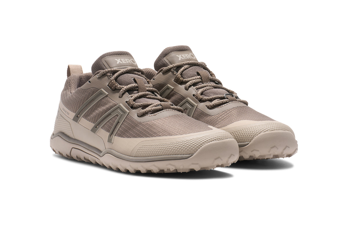 Xero Shoes Scrambler Trail Low WP Morel – vattentät barfotasko i brunbeige ton, med bred tåbox, låg vikt och aggressivt mönstrad sula för maximal grepp på stig och terräng.