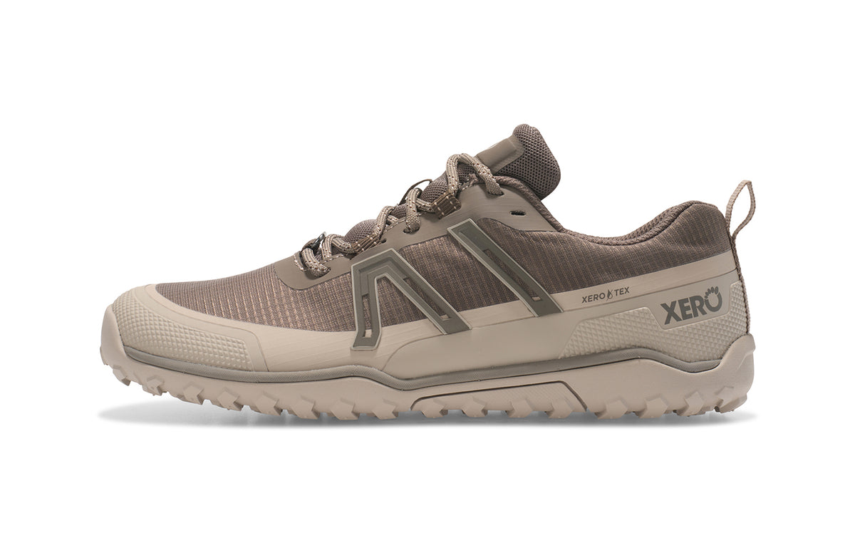Xero Shoes Scrambler Trail Low WP Morel – vattentät barfotasko i brunbeige ton, med bred tåbox, låg vikt och aggressivt mönstrad sula för maximal grepp på stig och terräng.
