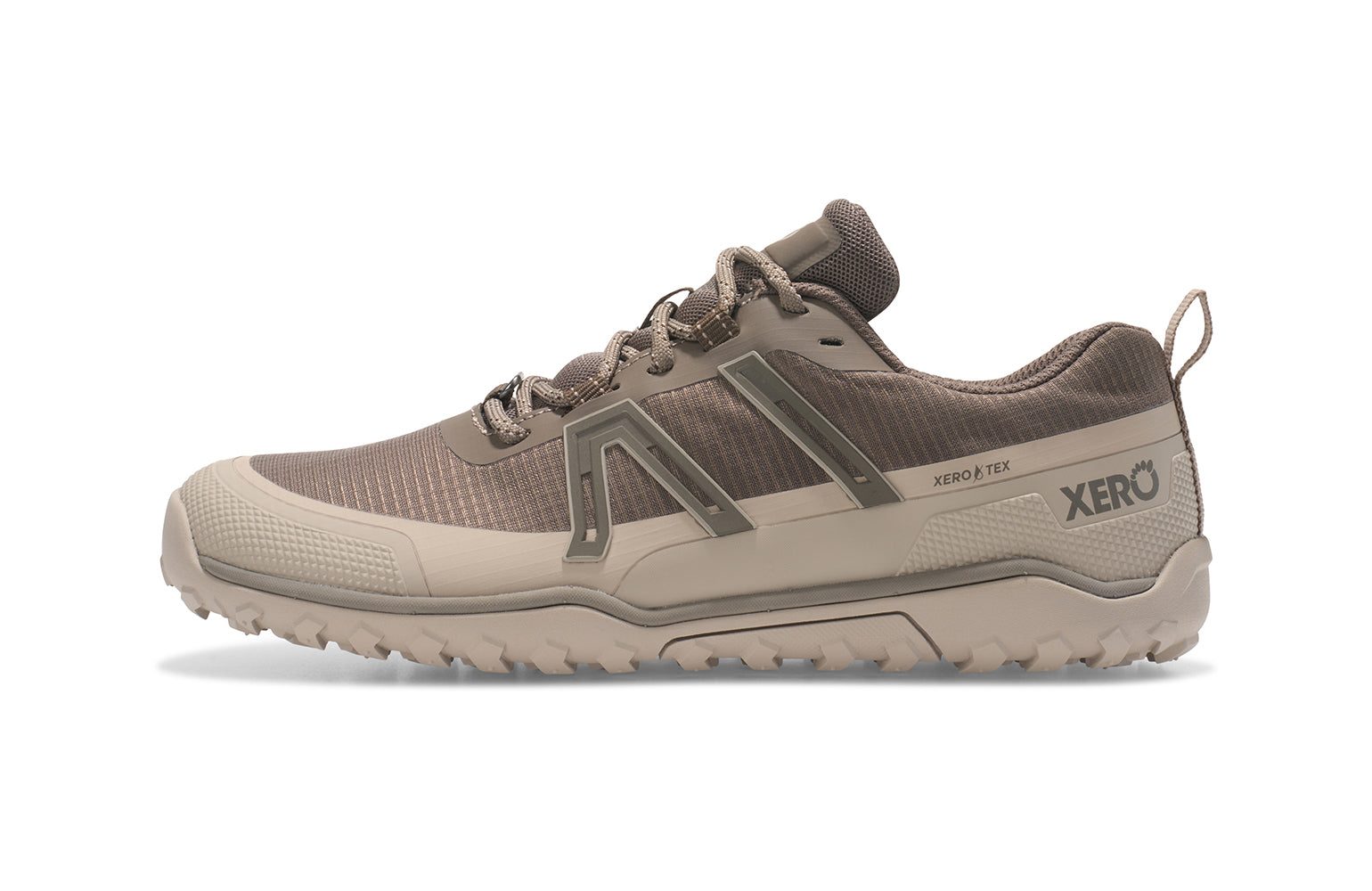 Xero Shoes Scrambler Low WP Morel – vattentät barfotasko i beige med grovt mönstrad yttersula, slitstark ripstop-ovandel och bred tåbox för naturlig rörelse på varierande underlag.