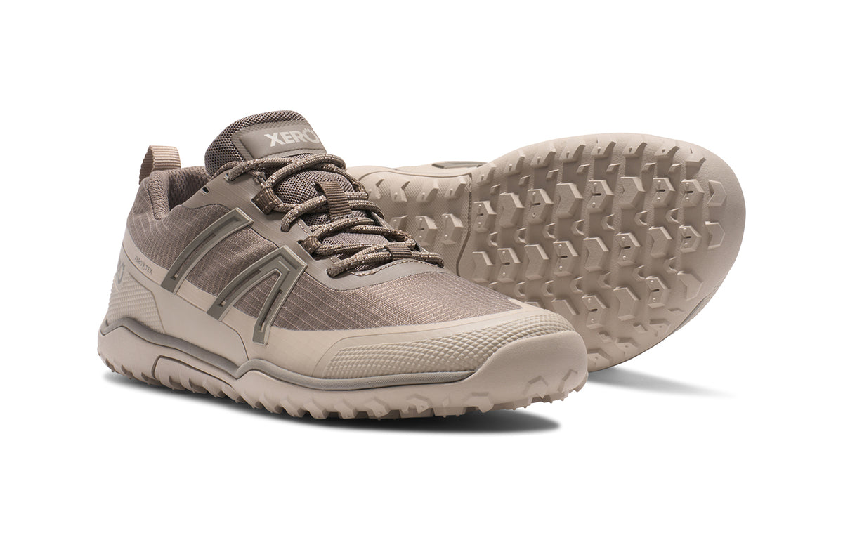 Xero Shoes Scrambler Trail Low WP Morel – vattentät barfotasko i brunbeige ton, med bred tåbox, låg vikt och aggressivt mönstrad sula för maximal grepp på stig och terräng.