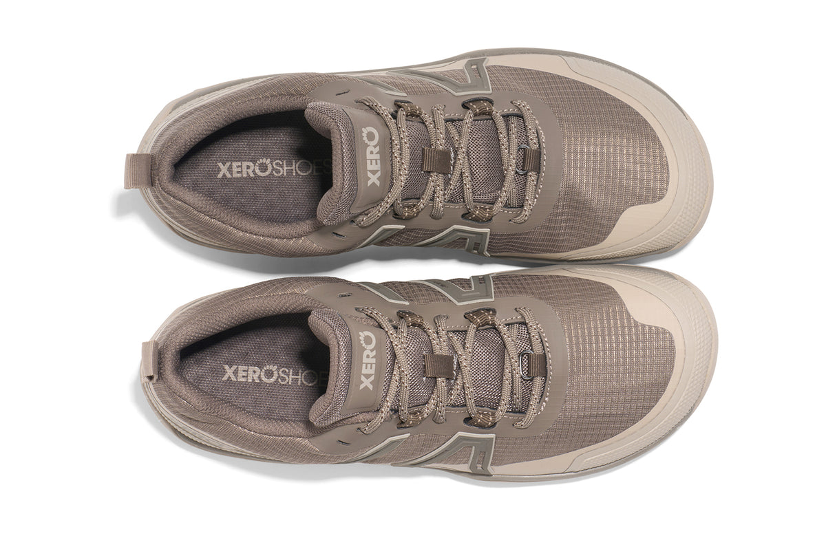 Xero Shoes Scrambler Trail Low WP Morel – vattentät barfotasko i brunbeige ton, med bred tåbox, låg vikt och aggressivt mönstrad sula för maximal grepp på stig och terräng.