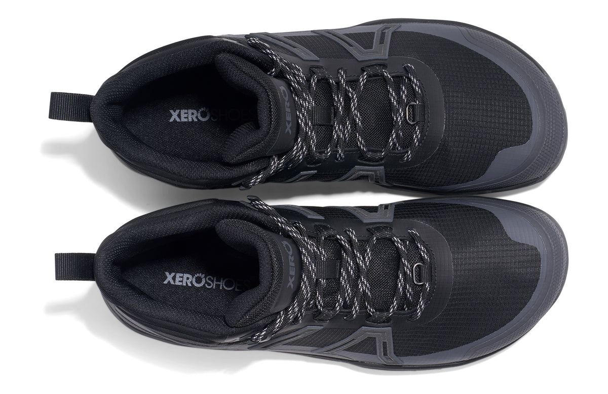 Xero Shoes Scrambler Mid WP Black – vattentät barfotakänga i svart med grovt mönstrad yttersula, bred tåbox och lätt konstruktion för terräng och vandring i alla väder.