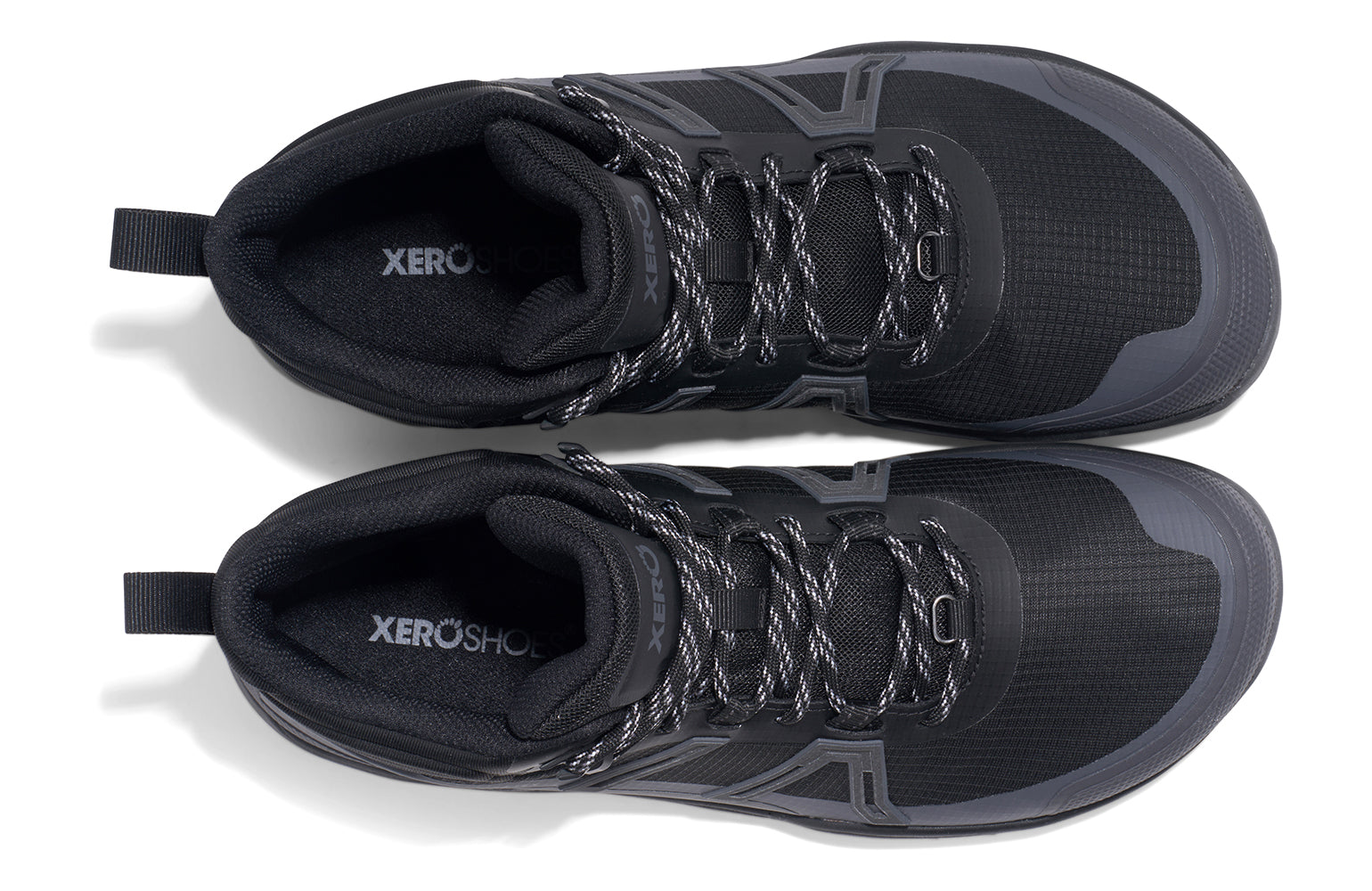 Xero Shoes Scrambler Mid WP Black – vattentät barfotakänga i svart med grovt mönstrad yttersula, bred tåbox och lätt konstruktion för terräng och vandring i alla väder.