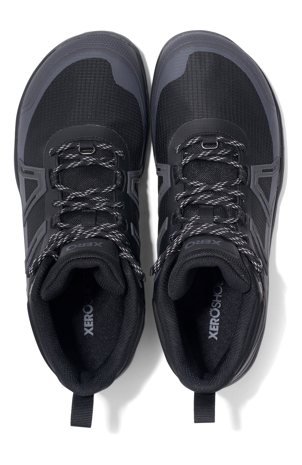 Xero Shoes Scrambler Mid WP Black – vattentät barfotakänga i svart med grovt mönstrad yttersula, bred tåbox och lätt konstruktion för terräng och vandring i alla väder.