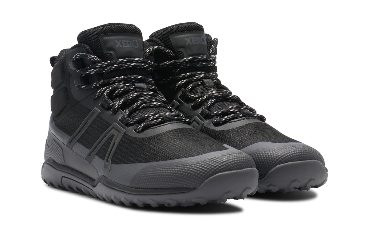 Xero Shoes Scrambler Mid WP Black – vattentät barfotakänga i svart med grovt mönstrad yttersula, bred tåbox och lätt konstruktion för terräng och vandring i alla väder.