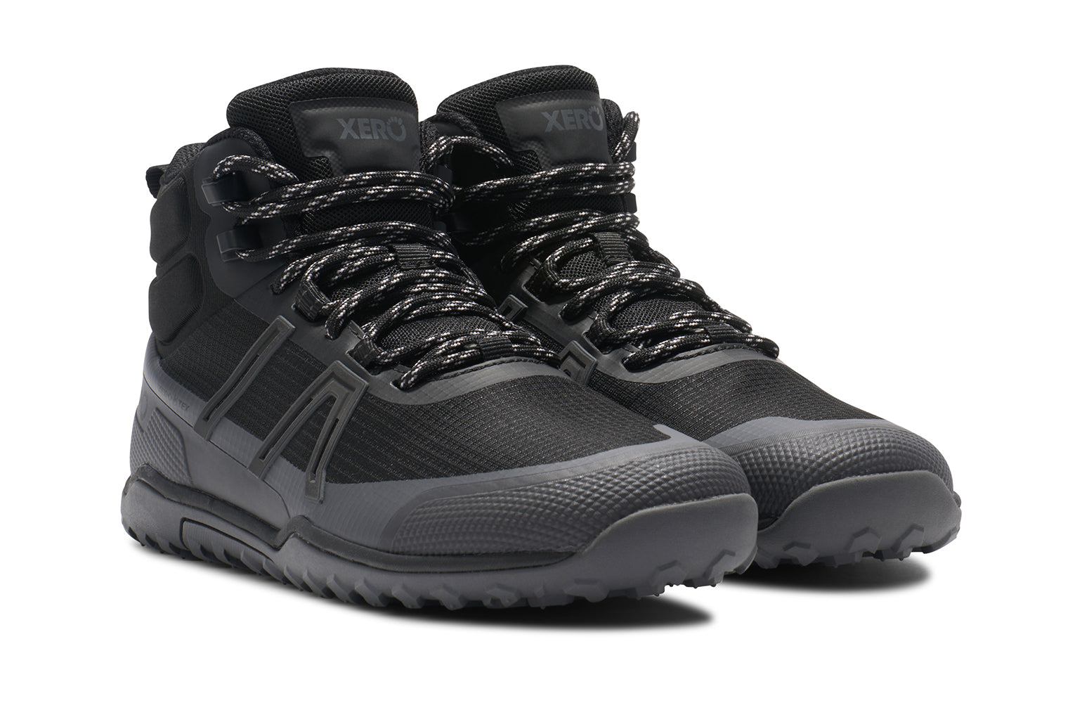 Xero Shoes Scrambler Mid WP Black – vattentät barfotakänga i svart med grovt mönstrad yttersula, bred tåbox och lätt konstruktion för terräng och vandring i alla väder.