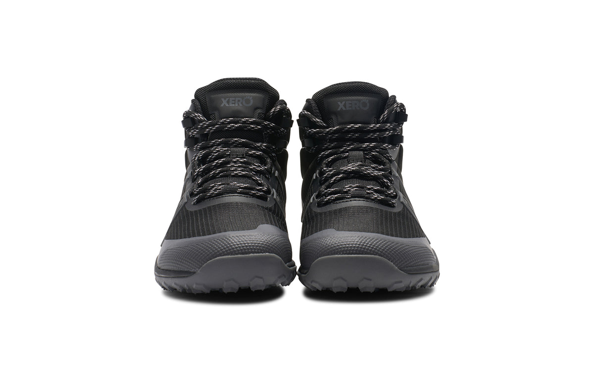 Xero Shoes Scrambler Mid WP Black – vattentät barfotakänga i svart med grovt mönstrad yttersula, bred tåbox och lätt konstruktion för terräng och vandring i alla väder.